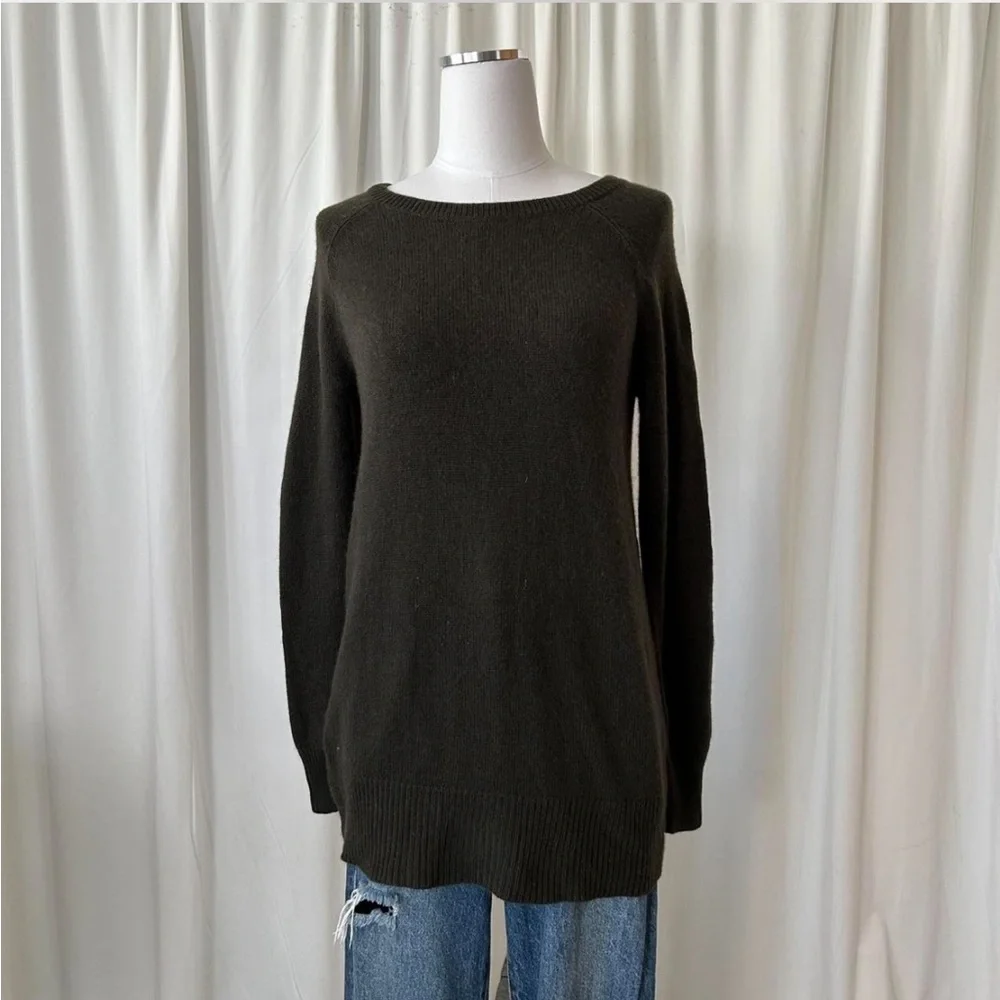 Theory 100% Cashmere crew neck green sweater size medium. - Picture 2 of 8